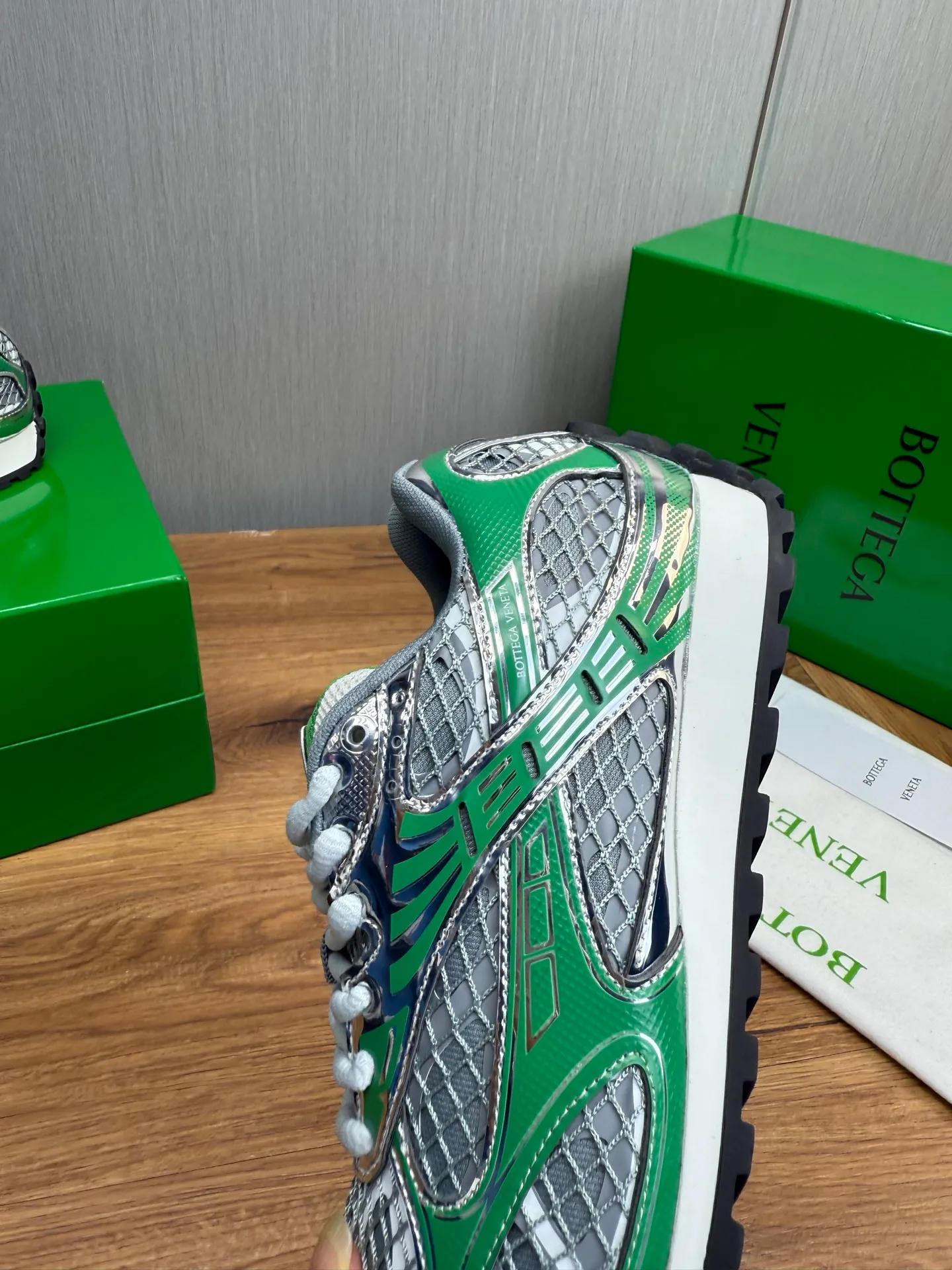 Men's men's shoes 💰620💰 BV top version 𝘽𝙊𝙏𝙏𝙀𝙂𝘼 𝙑𝙀𝙉𝙀𝙏𝘼 Orbit sneakers Wang Yibo same style couple style dad shoes 🩷💚 Runner sneakers, made of lightweight technical mesh fabric. Features a geometric patterned rubber outsole. Pay attention to the package craftsmanship ❕ High version shipping ❗️ Very nice, durable to play with and durable to make ✔️ Standard version 💯💯 The outsole is made of color-blocked TPU outsole. Women’s model 35-41 (40 41 customized) Men’s model 39-46 (45.46 customized) Equipped with original packaging